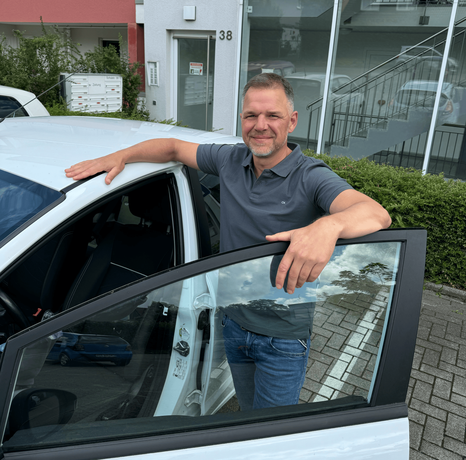 Person steht am Auto