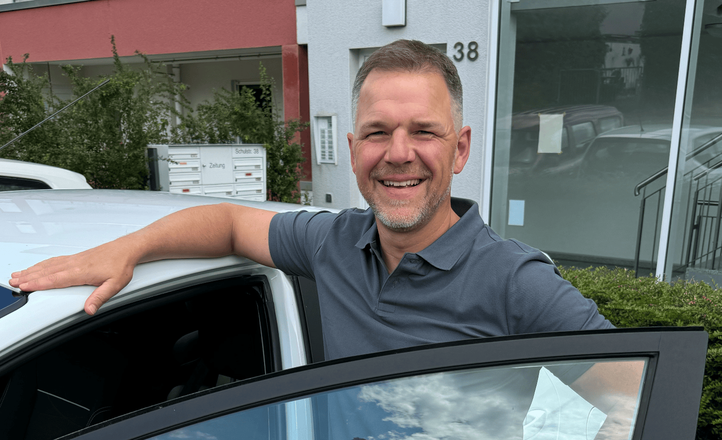 Physio-Person sitzt im Auto