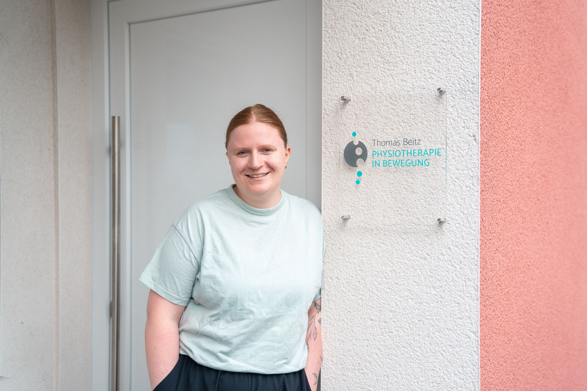 Person steht vor einer Haustür