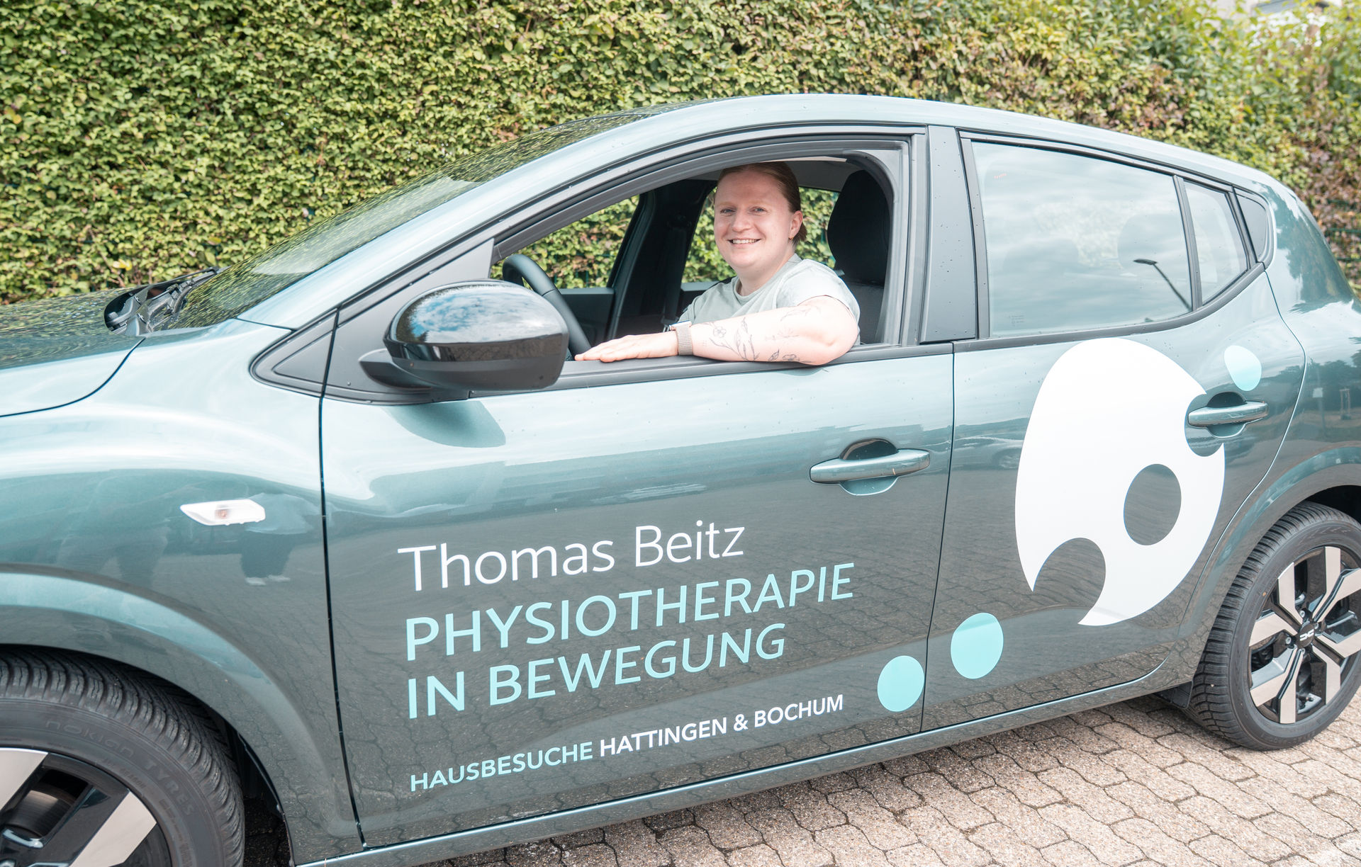 mobile Hausbesuche in Hattingen. Person steht vor dem Auto
