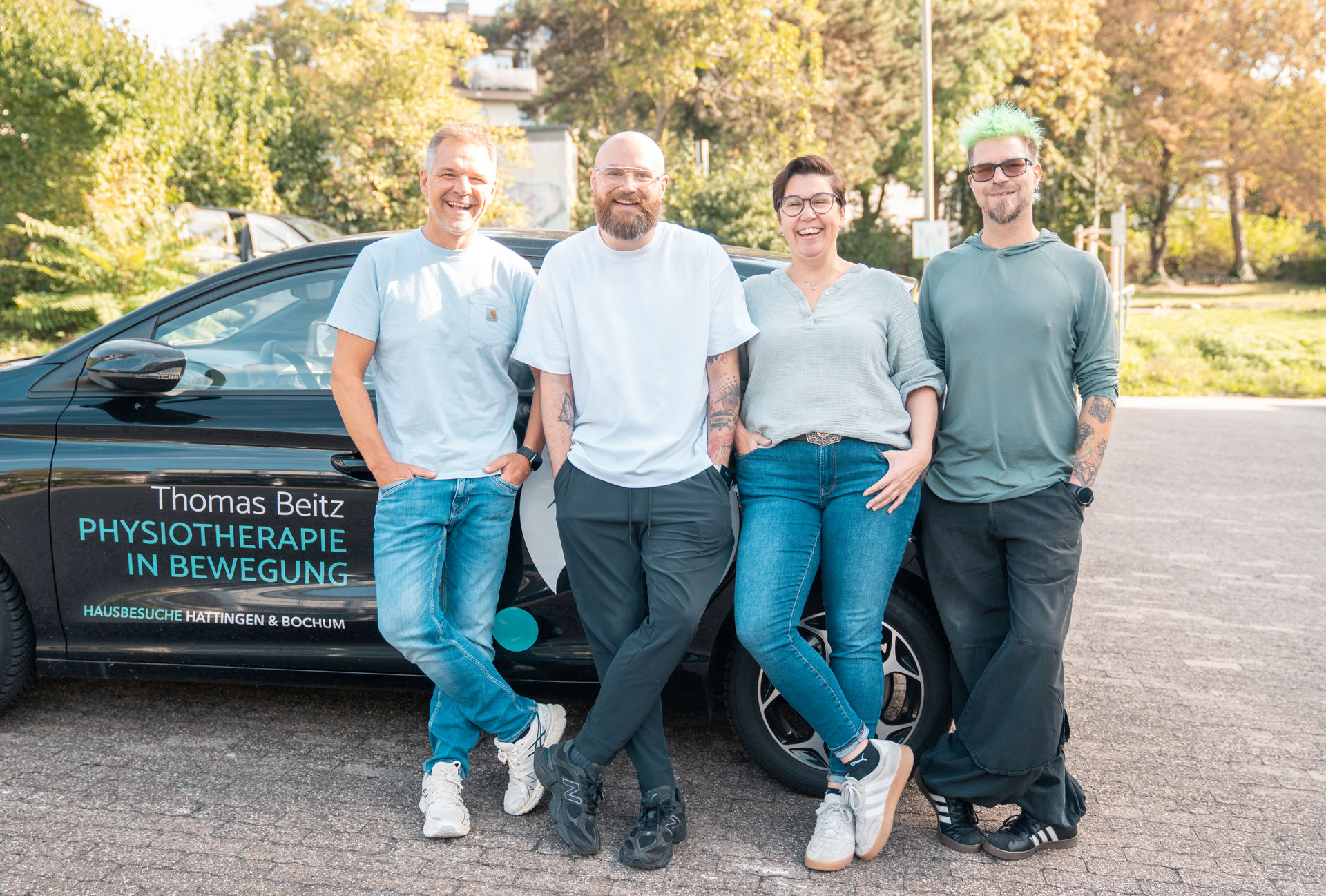 Physio-Person sitzt im Auto