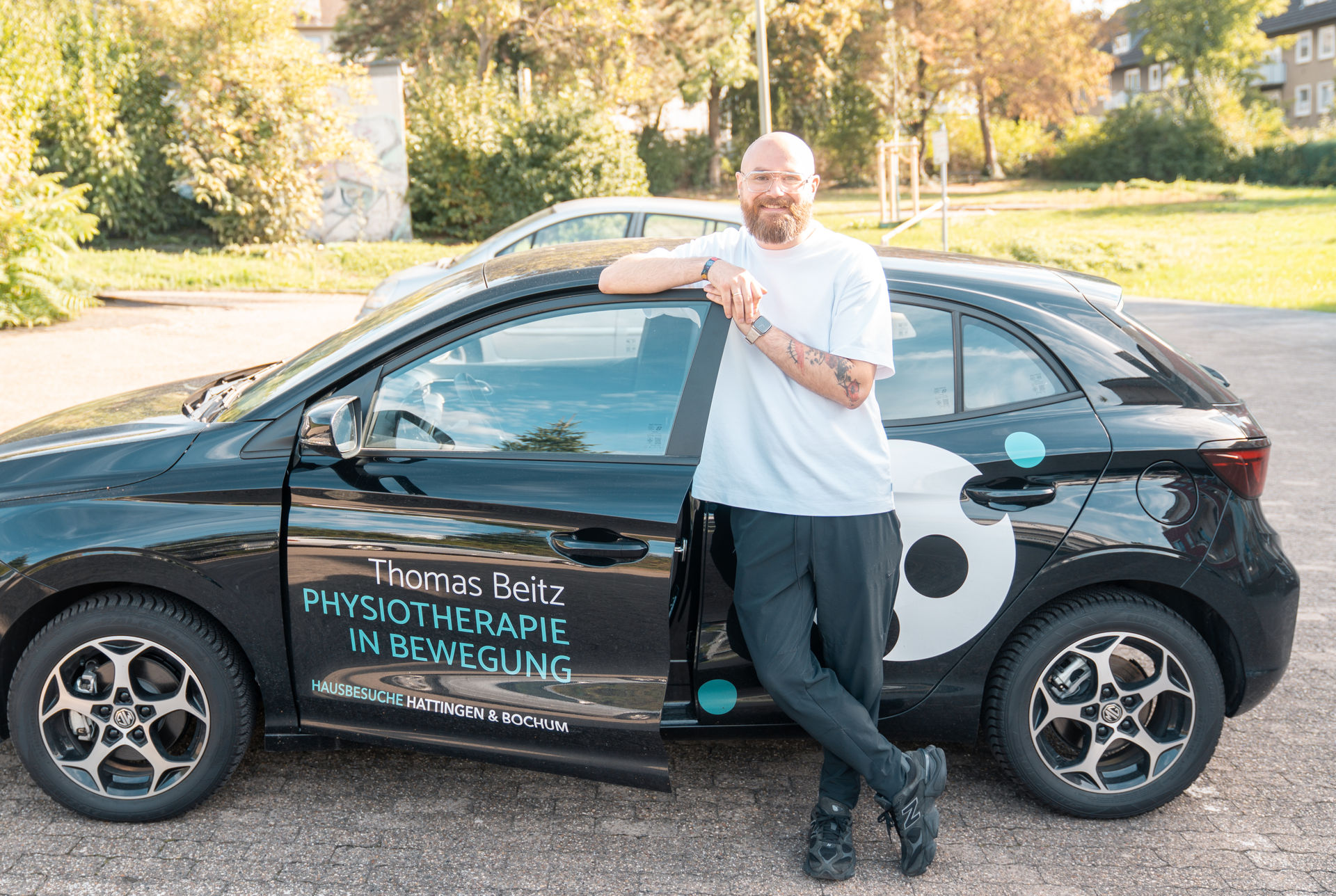Person steht vor einer Haustür