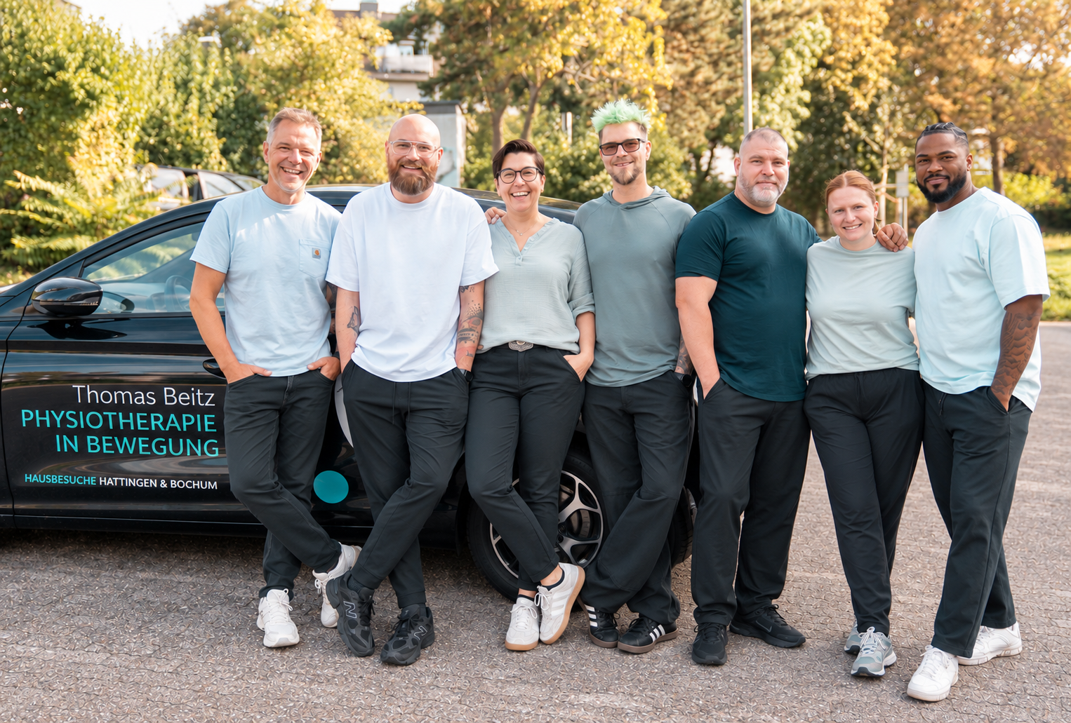 Physio-Person sitzt im Auto